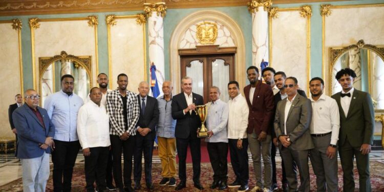 Presidente de la República  recibe en  palacio   ganadores  torneo  de Baloncesto Superior del  Distrito  Nacional