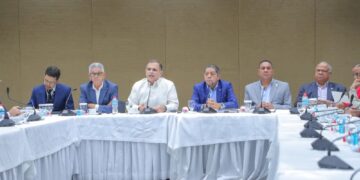 Comisión Bicameral que estudia Proyecto de Ley del Presupuesto se reúne con ministro de Hacienda y con director  general de Presupuesto