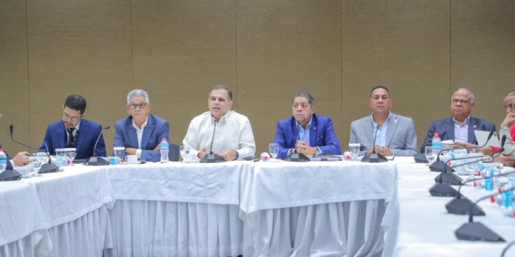 Comisión Bicameral que estudia Proyecto de Ley del Presupuesto se reúne con ministro de Hacienda y con director general de Presupuesto