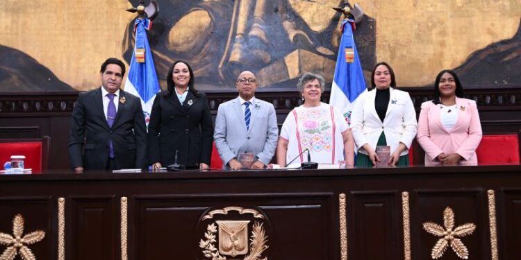 Mexicana Beatriz Paredes dicta charla en la Cámara de Diputados sobre violencia contra la mujer