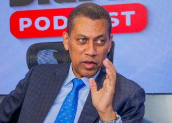 Entidad reconoce a Guido Gómez Mazara como funcionario del mes