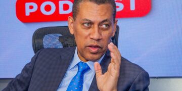 Entidad reconoce a Guido Gómez Mazara como funcionario del mes