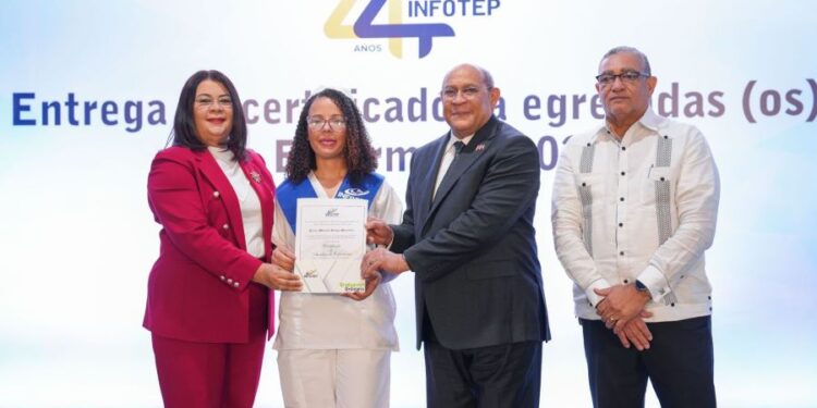 INFOTEP celebra graduación extraordinaria de 335 egresados como auxiliares de enfermería