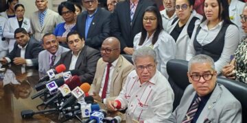 Médicos  suspenden  paro de labores  tras  lograr acuerdo  de ajuste  salarial con el gobierno
