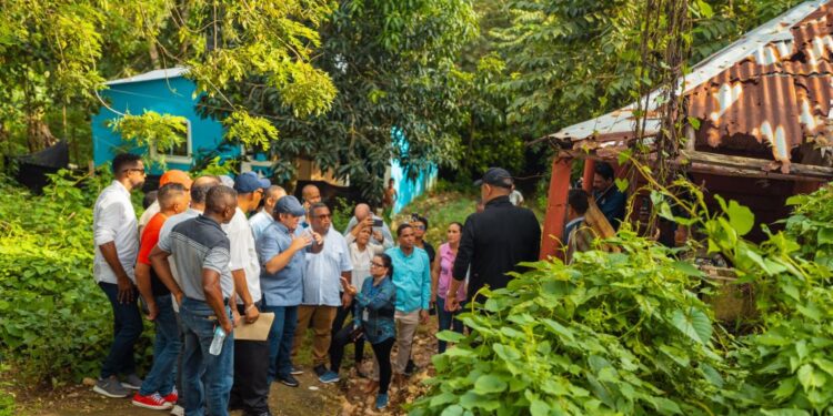 Ministro Paliza visita zonas afectadas por inundaciones en Sosúa