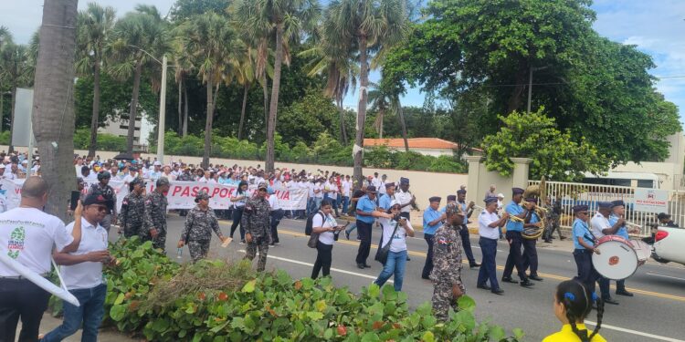 Iglesia católica culmina mes de la familia con multitudinaria caravana en el Malecón
