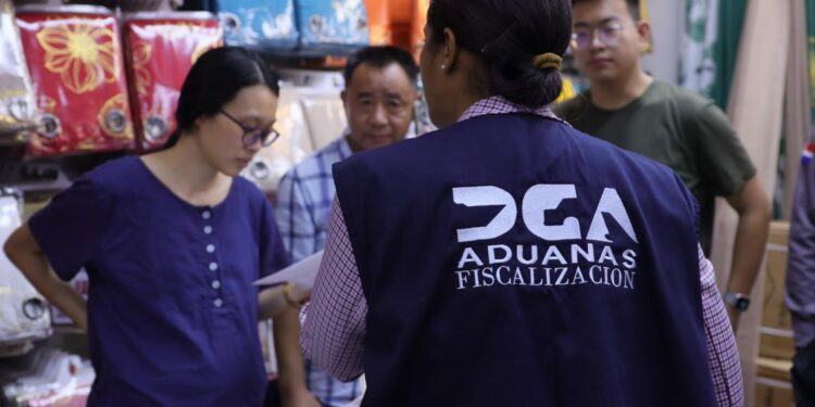 Aduanas fiscaliza tiendas de capital asiático