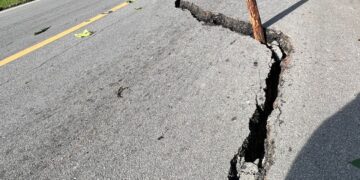 OBRAS PUBLICAS EVALUA GRIETAS CARRETERA LAS GALERAS- SAMANA.