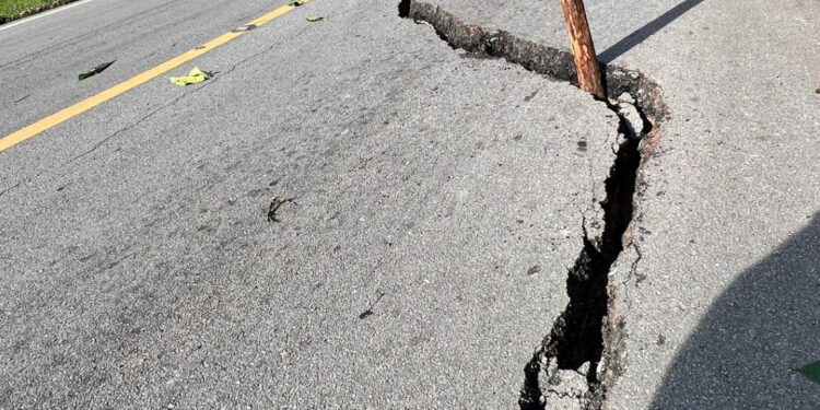 OBRAS PUBLICAS EVALUA GRIETAS CARRETERA LAS GALERAS- SAMANA.