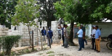 Senador Johnnson Encarnación Realiza Visita de seguimiento a la construcción de una casa en favor de una familia de escasos recursos»