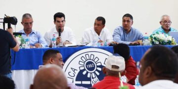 Wellington Arnaud socializa con comunitarios de La Altagracia y municipio San Pedro de Macorís