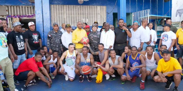 Senador Julito Fulcar ofrece almuerzo y celebra actividades recreativas con privados de libertad en la Cárcel Pública de Baní