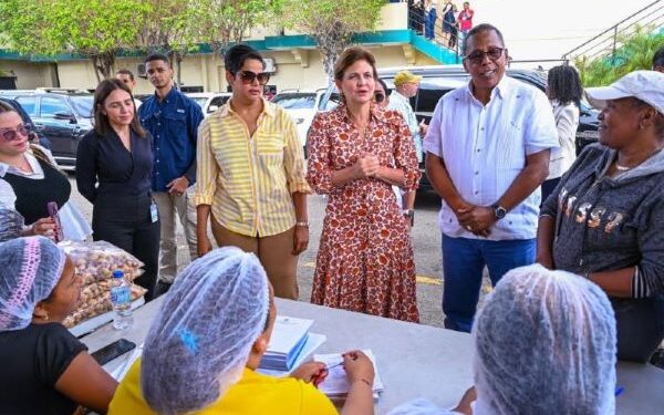 Vicepresidenta participa en la distribución de más de 32 mil raciones alimenticias pautadas para este jueves a través de Comedores Económicos