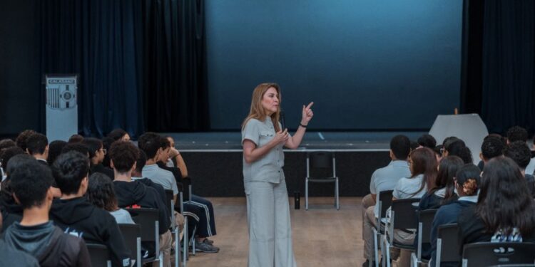 Alcaldesa Carolina Mejía conversa con estudiantes sobre responsabilidad ciudadana