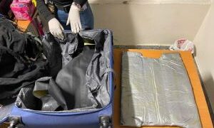 OCUPAN CINCO PAQUETES DE PRESUNTA COCAÍNA EN DOBLE FONDO DE VARIAS MALETAS; ARRESTAN  TRES  EXTRANJEROS