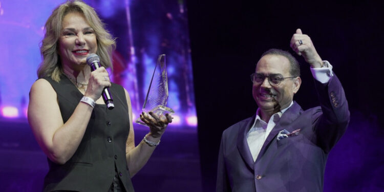 Gilberto Santa Rosa en el Pabellón de Voleibol