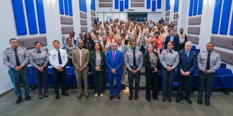 INFOTEP e IPES entregan certificados a 97 policías en diferentes formativas