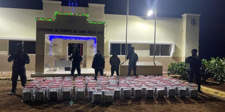 INTERCEPTAN OTRA LANCHA; AHORA CON ALIJO DE 641 PAQUETES DE PRESUNTA COCAÍNA, FUSIL Y DOS HOMBRES A BORDO