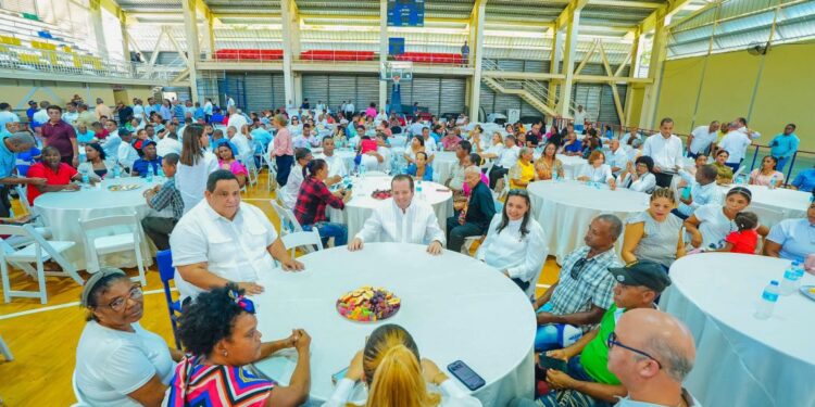 Paliza encabeza encuentro navideño en Azua y San José de Ocoa; entrega bonos navideños