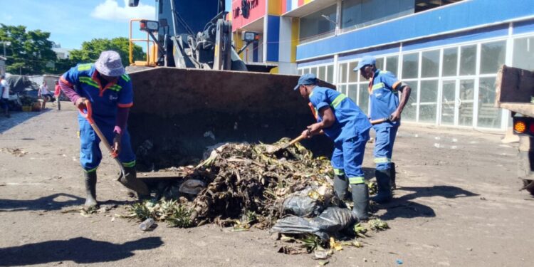 Alcaldía del Distrito Nacional interviene mercado de Villas Agrícolas con gran operativo de limpieza