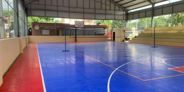 Vicepresidenta Peña y Ministro Cruz entregan techado en Quita Sueño