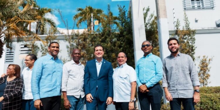 Alcaldía del Distrito Nacional develiza calle en honor a Gladys Gutiérrez