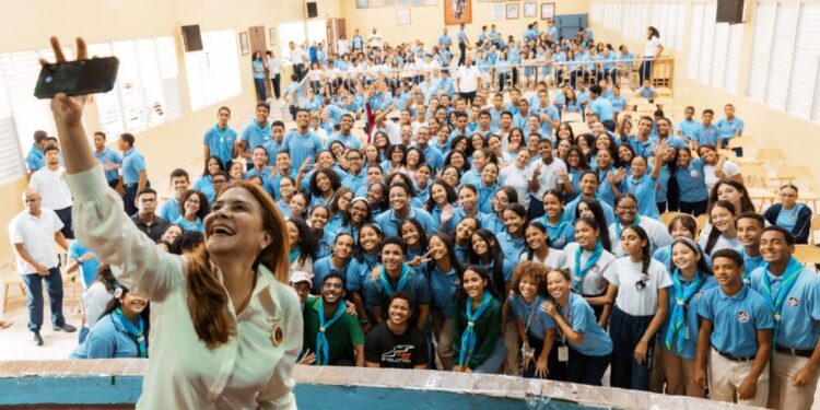 Alcaldesa Carolina Mejía continúa llevando charlas sobre responsabilidad ciudadana a centros educativos