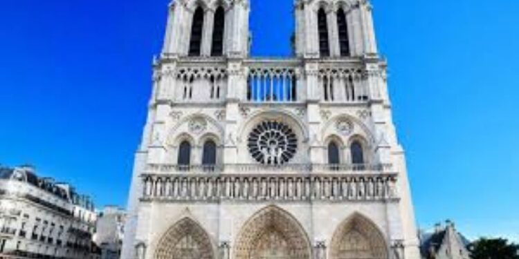 Notre Dame de París reabre sus puertas cinco años después de su incendio   
