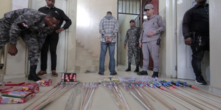 Interior y Policía incauta fuegos artificiales, arresta hombre y le cierra tienda