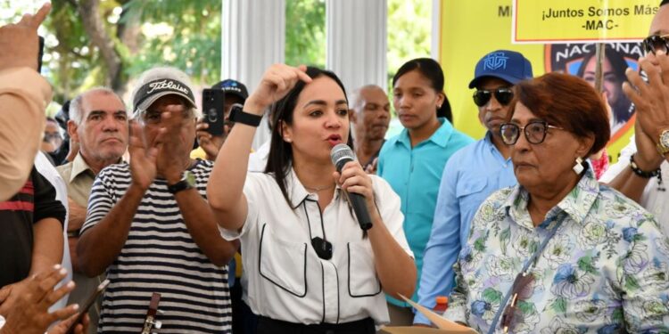 Ministra de Interior y Policía reitera compromiso de fortalecer colaboración entre PN y organizaciones comunitarias líderes comunitarios reconocen trabajo de funcionaria