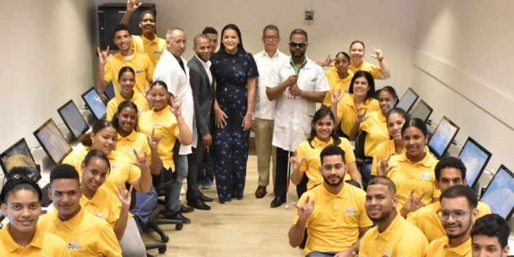 INFOTEP imparte capacitación en diseño gráfico para personas con discapacidad auditiva