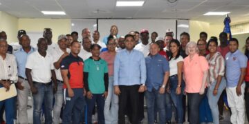 Ministro Kelvin Cruz entrega bonificación navideña entrenadores alto rendimiento.