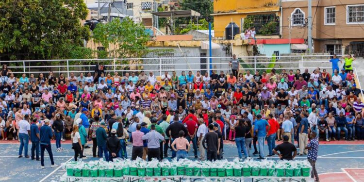 Omar Fernández entrega 12,000 kits de alimentos para familias vulnerables