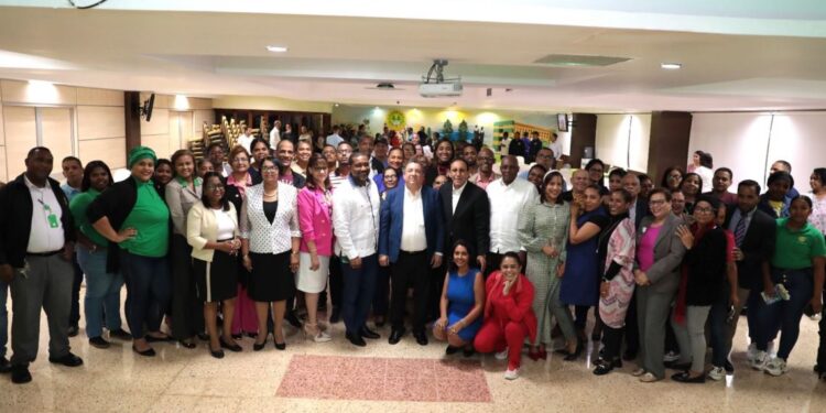 Cooperativa de Maestros Realiza Jornada de Salud con el doctor Cruz Jiminian