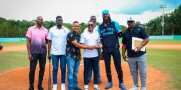 Víctor Pichardo recibe reconocimiento en «Juegos de Grandes Ligas» en Monte Plata.
