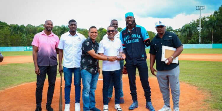 Víctor Pichardo recibe reconocimiento en «Juegos de Grandes Ligas» en Monte Plata.