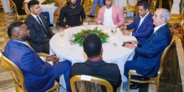 Presidente Abinader y ministro Kelvin Cruz celebran Navidad con noche de Grandes Ligas en el Palacio Nacional