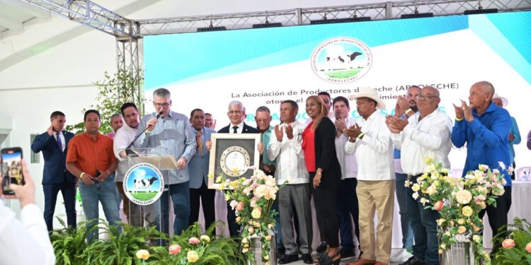 Ricardo de los Santos recibe reconocimiento de APROLECHE