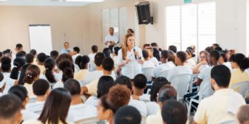 Carolina Mejía conversa con estudiantes de Capotillo sobre responsabilidad ciudadana