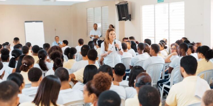 Carolina Mejía conversa con estudiantes de Capotillo sobre responsabilidad ciudadana