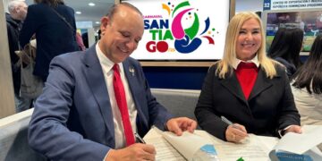 Alcaldía de Santiago y tours operadores firman acuerdo en FITUR  para llevar turistas al Carnaval de Santiago