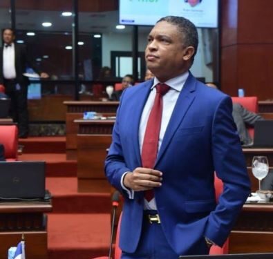 Yván Lorenzo dice urge camión cisterna para los bomberos de Elías Piña