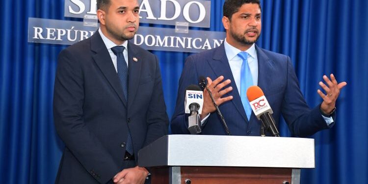 El senador Gustavo Lara Salazar junto al Ministro de la Juventud Carlos Valdez, presenta proyecto de ley para el desarrollo laboral juvenil.