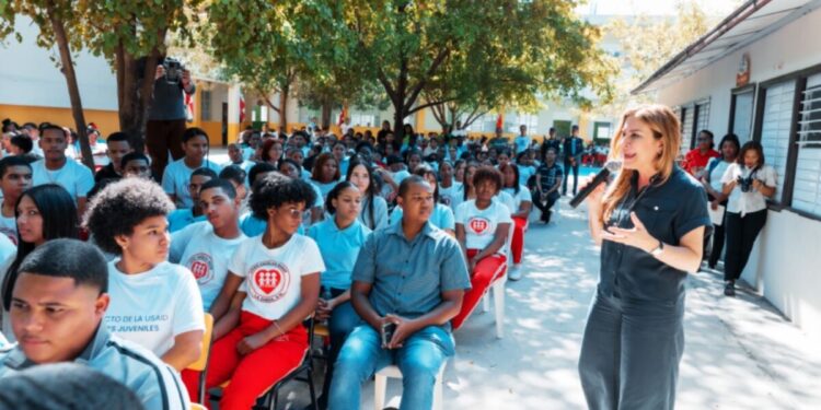 Alcaldesa Carolina Mejía celebra Día de la Juventud con estudiantes de La Zurza