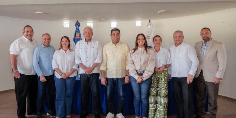 Ministros Kelvin Cruz y Andrés Bautista crean alianza en favor del deporte en provincia Espaillat