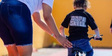 Omar Fernández lleva felicidad y juguetes a niños en día de Reyes