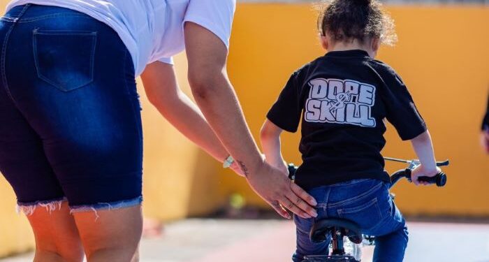 Omar Fernández lleva felicidad y juguetes a niños en día de Reyes
