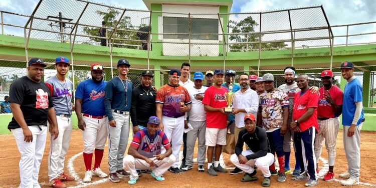 Dedican torneo de softbol Juan Salas, directo Defensa Civil, en Sabana Grande De Boyá, Monte Plata