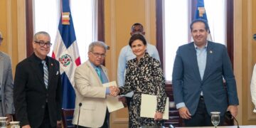 Gobierno y el Colegio Médico Dominicano firman acuerdo de aumento salarial de un 25 %