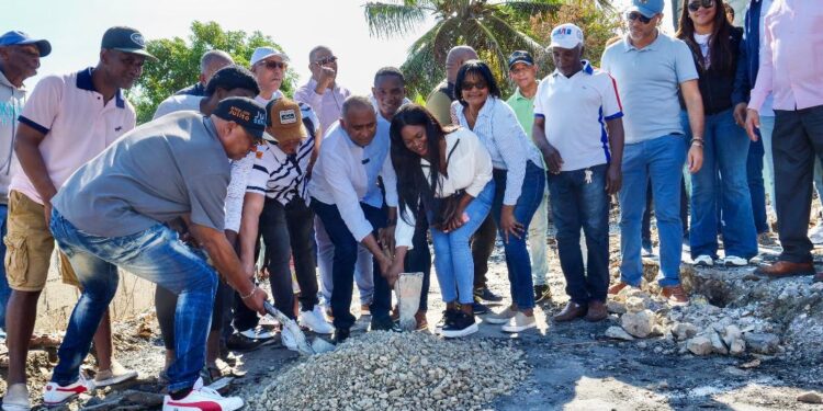 Senador Julito Fulcar inicia construcción de vivienda para familia afectada por incendio en Carretón